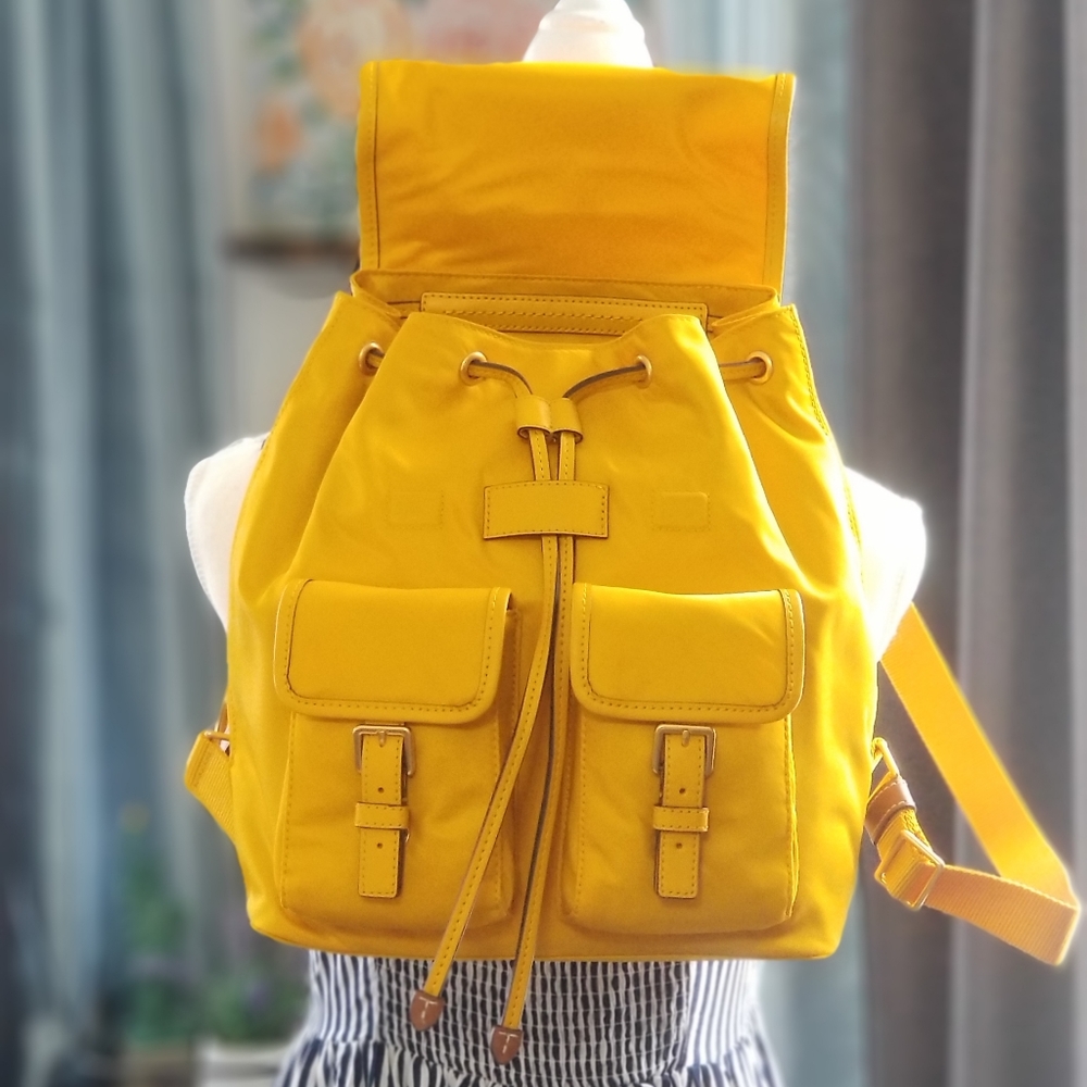 SOLD•OUT🔥 NEW Tory Burch Perry Flap Backpack Gold - Picture 4 of 7